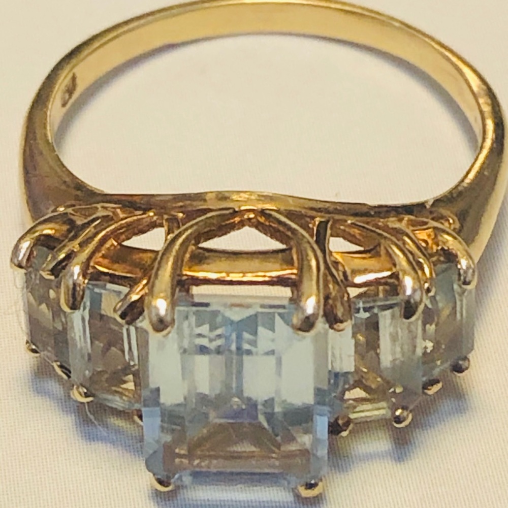 10KT Yellow Gold Aquamarine Ring